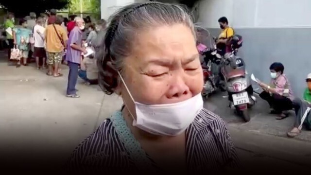"คุณยายสา"เสียใจ!! เดินทางมาต่อคิวลงทะเบียน ‘เราชนะ’ กลุ่มไร้สมาร์ทโฟน เจอจนท.ดุเหมือนหมา