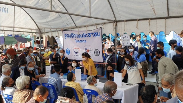 ผู้สูงอายุแห่ลงทะเบียนเราชนะแน่นธนาคาร