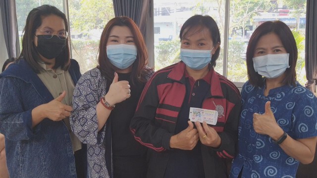 ด.ต.หญิง ชวนเพื่อนเหมาลอตเตอรี่ช่วยแม่ค้า ถูกรางวัลที่1