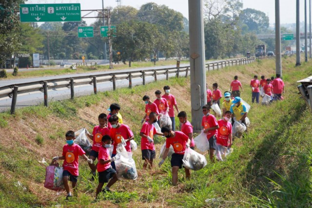 ตำรวจทางหลวงชวนเยาวชนเก็บขยะถนนมิตรภาพ