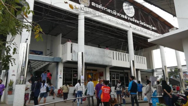 ลงทะเบียนเราชนะผู้สูงอายุมารับคิวแน่นอำเเภอ