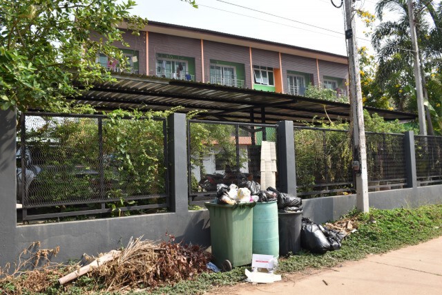 เจ้าของหอพักผงะสาวเชิดค่าเช่าทิ้งขยะเน่าให้ดูต่างหน้า