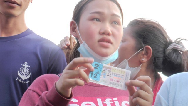 แคชเชียร์สาวฝันแม่น ถูกรางวัลที่1 คว้า 12 ล้าน