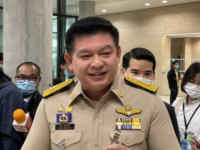 "สิระ" นำแหนบมาตามนัด เตรียมถอนหงอกผู้นำฝ่ายค้าน หากแตะสถาบัน