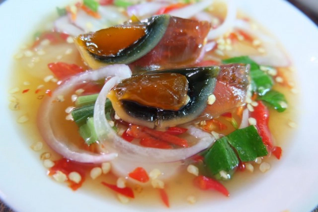 เด็กรุ่นใหม่ไฟแรง มุ่งทำมาหากิน ขายยำทุกอย่าง 20 บาท