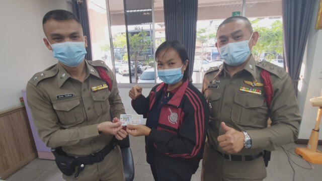 ด.ต.หญิง ชวนเพื่อนเหมาลอตเตอรี่ช่วยแม่ค้า ถูกรางวัลที่1