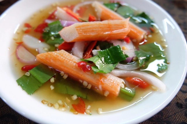 เด็กรุ่นใหม่ไฟแรง มุ่งทำมาหากิน ขายยำทุกอย่าง 20 บาท