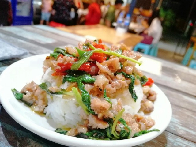 เด็กรุ่นใหม่ไฟแรง มุ่งทำมาหากิน ขายยำทุกอย่าง 20 บาท