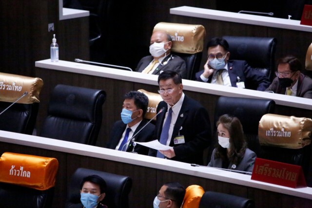 นายกฯ  ชี้แจงนิ่ง เปิดเสียงปะทะ "เสรีพิศุทธ์" ย้อนถามใครบิดเบือน ปม 100 นายกฯก็แก้บ่อนไม่ได้