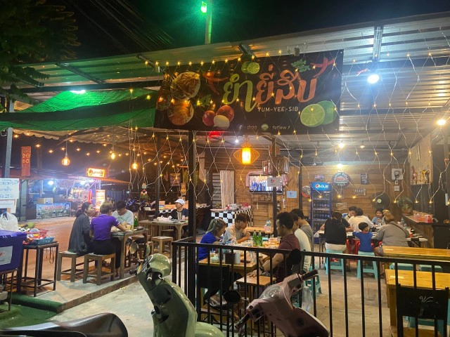 เด็กรุ่นใหม่ไฟแรง มุ่งทำมาหากิน ขายยำทุกอย่าง 20 บาท