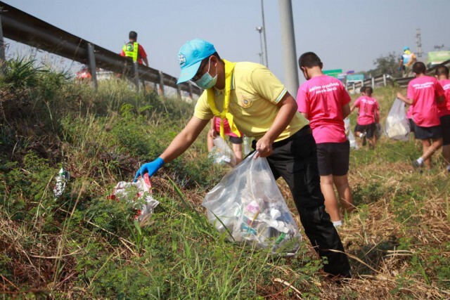 ตำรวจทางหลวงชวนเยาวชนเก็บขยะถนนมิตรภาพ
