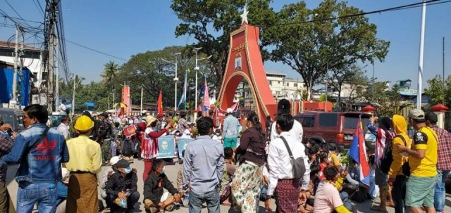 ยึด"อนุสรณ์วีรบุรุษ"ต้านรัฐประหาร