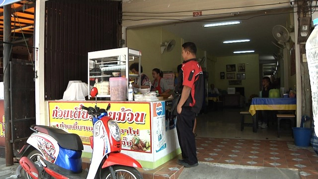 สุดจะทน! เปิดวงจรปิดแฉนักเที่ยวสาวฉี่ใส่หน้าร้านก๋วยเตี๋ยว