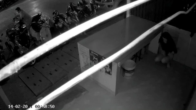 สุดจะทน! เปิดวงจรปิดแฉนักเที่ยวสาวฉี่ใส่หน้าร้านก๋วยเตี๋ยว