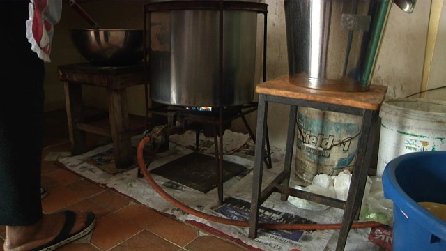 สุดจะทน! เปิดวงจรปิดแฉนักเที่ยวสาวฉี่ใส่หน้าร้านก๋วยเตี๋ยว