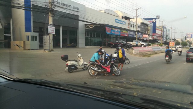 ลุงวัย 69 ปีรีบจะไปลงทะเบียนเราชนะ-พุ่งชนจยย.เจ็บ