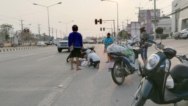 ลุงวัย 69 ปีรีบจะไปลงทะเบียนเราชนะ-พุ่งชนจยย.เจ็บ