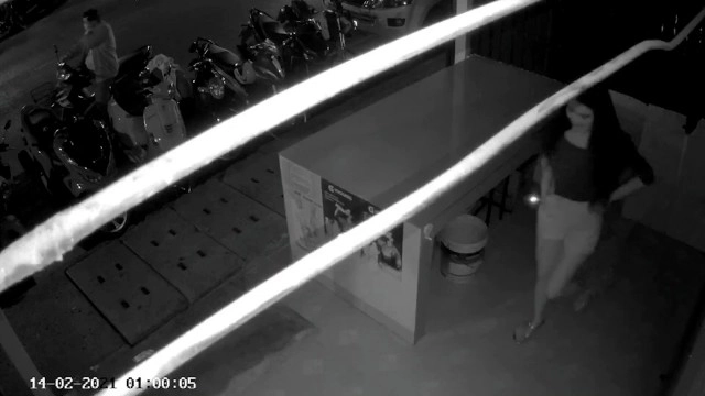 สุดจะทน! เปิดวงจรปิดแฉนักเที่ยวสาวฉี่ใส่หน้าร้านก๋วยเตี๋ยว