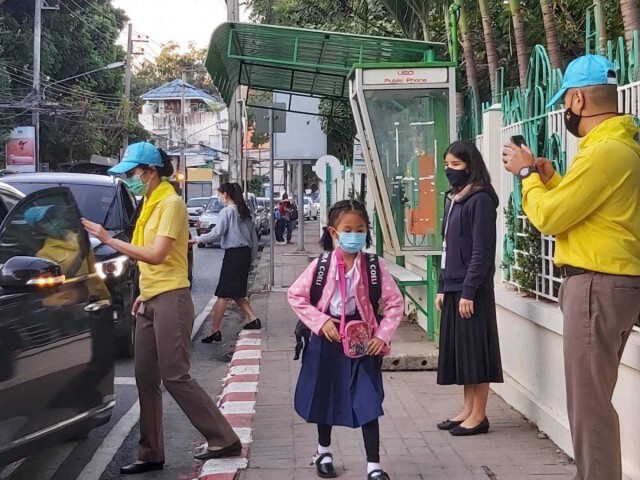 "จราจรจิตอาสา" แก้วิกฤตรถติดหน้าโรงเรียนเชียงใหม่