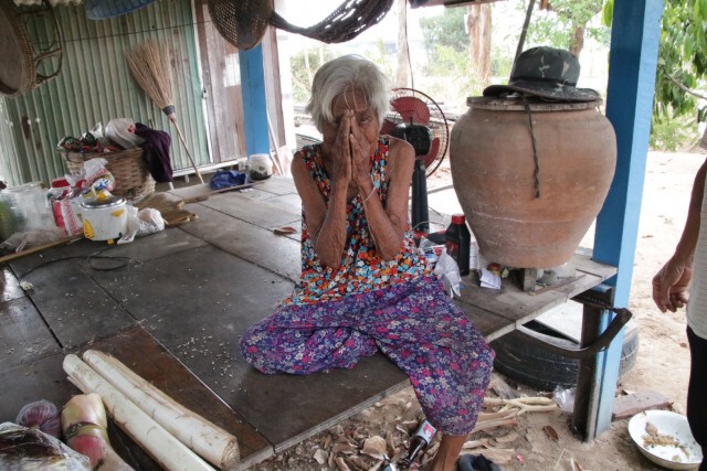 เปิดบ้าน! "2 ตา-ยายนั่งป้อนข้าว" ที่เดินทางมาลงทะเบียนในโครงการ "เราชนะ"