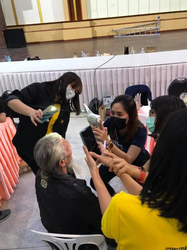 ชาวเน็ต ประทับใจ!! พนง.ช่วยกันเอาไฟมือถือส่องหน้าคุณลุง หลังสแกนใบหน้ารับสิทธิ "เราชนะ" ไม่ผ่านสักที