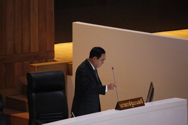 "ประยุทธ์" หยุดชี้แจงกลางอากาศ หลัง ส.ส.หัวเราะ ขณะชี้แจงปม จะนะ