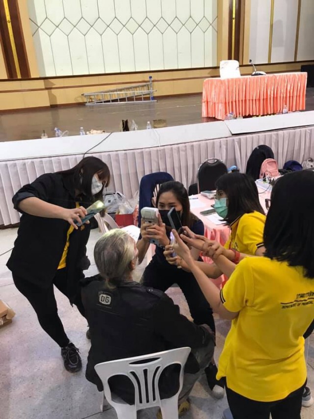 ชาวเน็ต ประทับใจ!! พนง.ช่วยกันเอาไฟมือถือส่องหน้าคุณลุง หลังสแกนใบหน้ารับสิทธิ "เราชนะ" ไม่ผ่านสักที