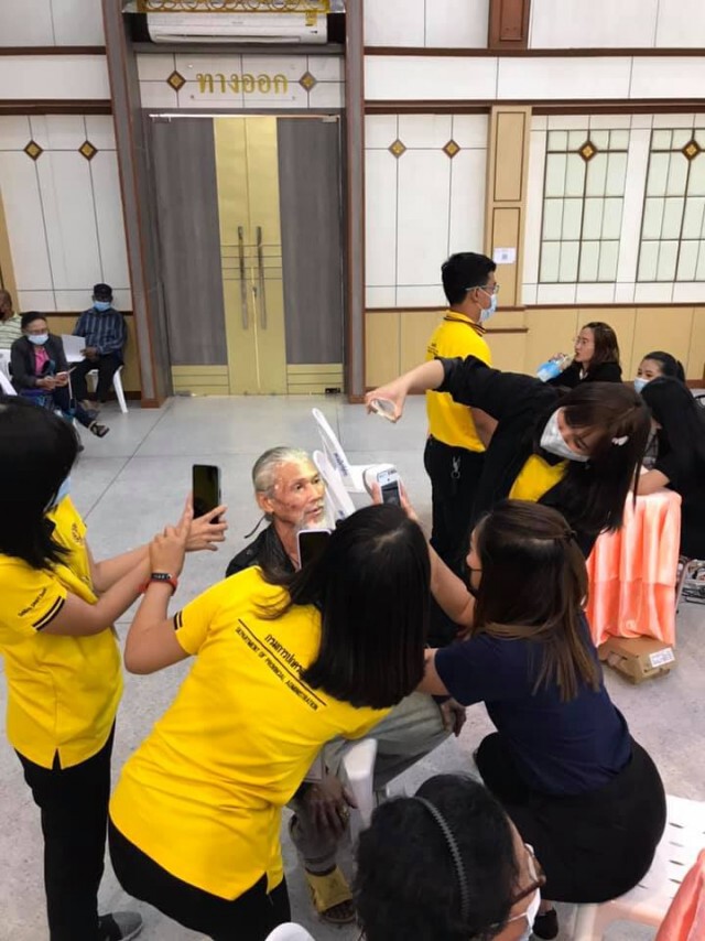 ชาวเน็ต ประทับใจ!! พนง.ช่วยกันเอาไฟมือถือส่องหน้าคุณลุง หลังสแกนใบหน้ารับสิทธิ "เราชนะ" ไม่ผ่านสักที