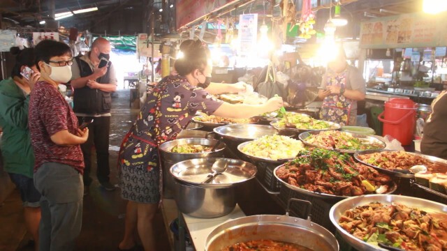 ตลาดคึกคักประชาชนแห่ใช้เงินเราชนะรอบแรก