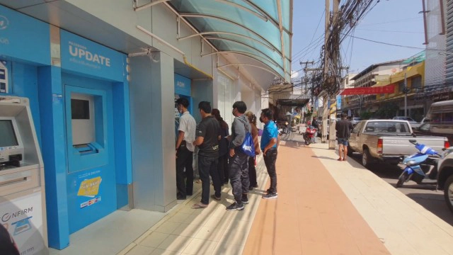 เข้าคิวยืนยันตัวตนรับ 2 พันแรกหน้าตู้เอทีเอ็ม