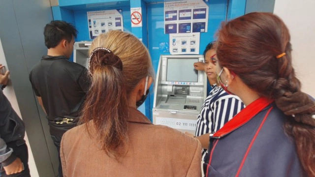 เข้าคิวยืนยันตัวตนรับ 2 พันแรกหน้าตู้เอทีเอ็ม