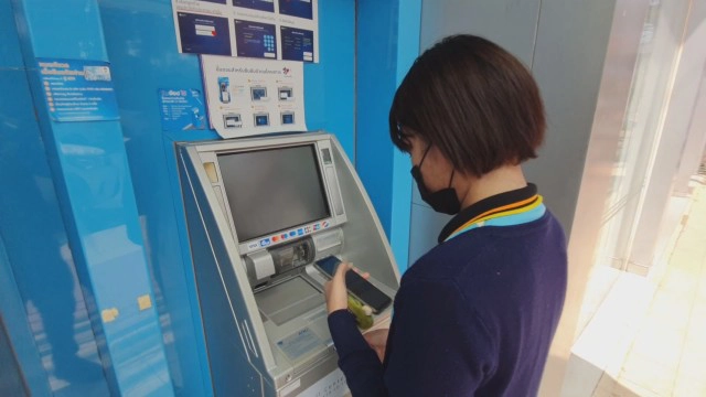 เข้าคิวยืนยันตัวตนรับ 2 พันแรกหน้าตู้เอทีเอ็ม