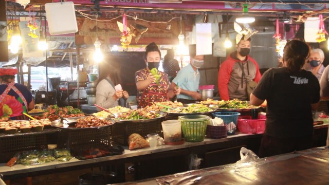 ตลาดคึกคักประชาชนแห่ใช้เงินเราชนะรอบแรก