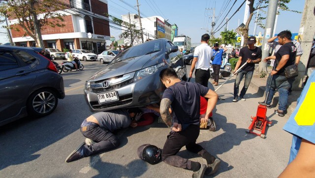 ระทึก!ช่วยหญิงขี่รถย้อนศร-ถูกเก๋งชนติดใต้ท้องรถ