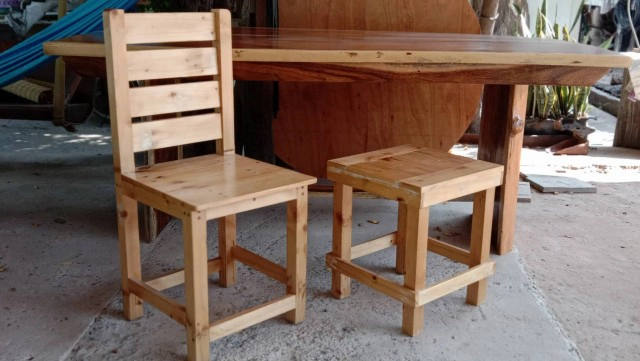 หนุ่มใหญ่น้ำใจงาม ประดิษฐ์โต๊ะจากเศษไม้เก่าแบ่งปันเพื่อนบ้าน