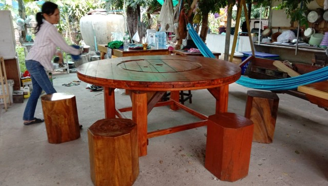 หนุ่มใหญ่น้ำใจงาม ประดิษฐ์โต๊ะจากเศษไม้เก่าแบ่งปันเพื่อนบ้าน