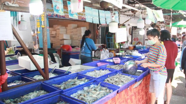 ตลาดคึกคักประชาชนแห่ใช้เงินเราชนะรอบแรก