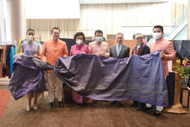 จัดประกวดผ้าลายพระราชทาน "ลายขอเจ้าฟ้าสิริวัณณวรี" ปลุกกระแสเทรนด์ผ้าไทยให้ทันสมัยสู่สากล
