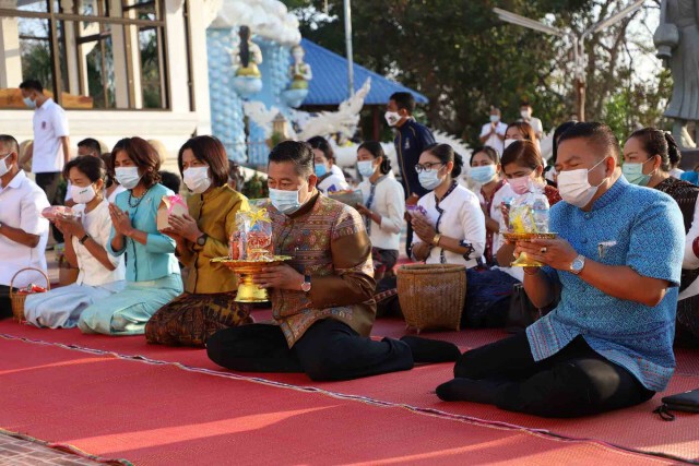 ผู้ว่าฯพาเติมบุญตักบาตรถวายผ้าป่าบนยอดเขาภูสิงห์