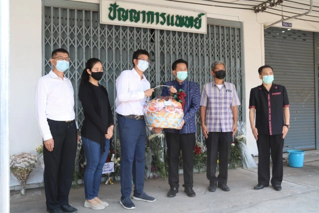 นายกรัฐมนตรีมอบกระเช้าให้กำลังใจครอบครัวหมอปัญญา