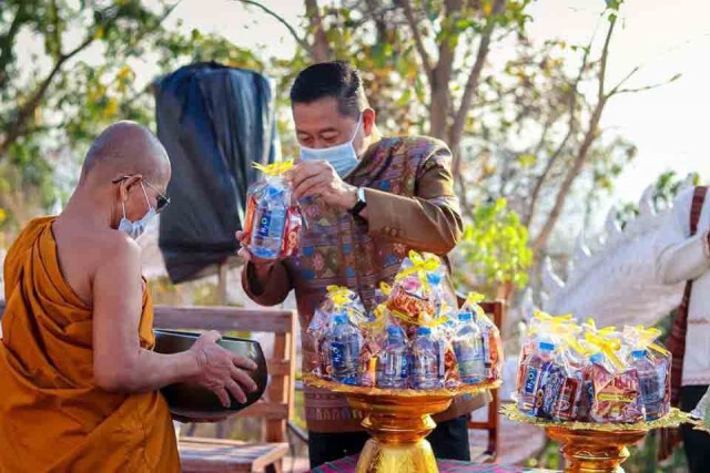 ผู้ว่าฯพาเติมบุญตักบาตรถวายผ้าป่าบนยอดเขาภูสิงห์