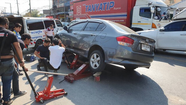 ระทึก!ช่วยหญิงขี่รถย้อนศร-ถูกเก๋งชนติดใต้ท้องรถ