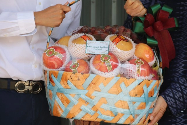 นายกรัฐมนตรีมอบกระเช้าให้กำลังใจครอบครัวหมอปัญญา