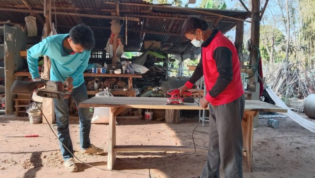 หนุ่มใหญ่น้ำใจงาม ประดิษฐ์โต๊ะจากเศษไม้เก่าแบ่งปันเพื่อนบ้าน