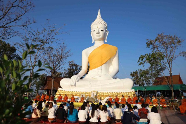 ผู้ว่าฯพาเติมบุญตักบาตรถวายผ้าป่าบนยอดเขาภูสิงห์