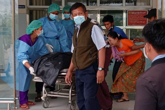 สาวเมียนมาเสียชีวิตแล้ว หลังถูกยิงระหว่างประท้วง