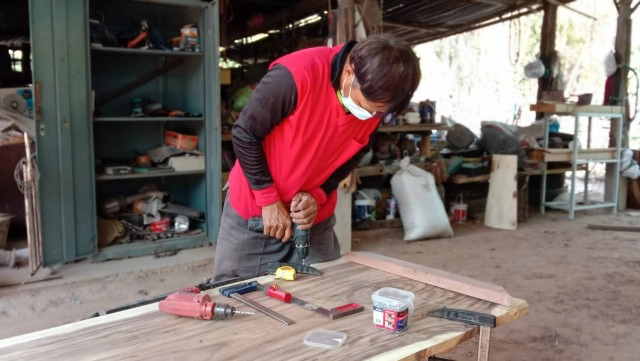 หนุ่มใหญ่น้ำใจงาม ประดิษฐ์โต๊ะจากเศษไม้เก่าแบ่งปันเพื่อนบ้าน