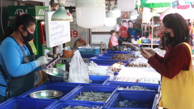 ตลาดคึกคักประชาชนแห่ใช้เงินเราชนะรอบแรก