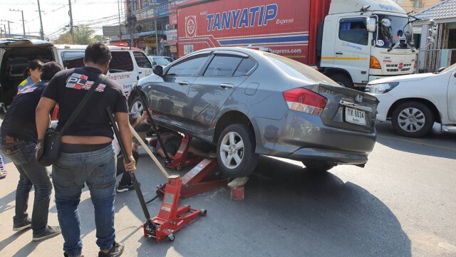 ระทึก!ช่วยหญิงขี่รถย้อนศร-ถูกเก๋งชนติดใต้ท้องรถ