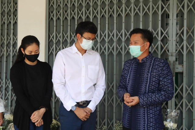 นายกรัฐมนตรีมอบกระเช้าให้กำลังใจครอบครัวหมอปัญญา